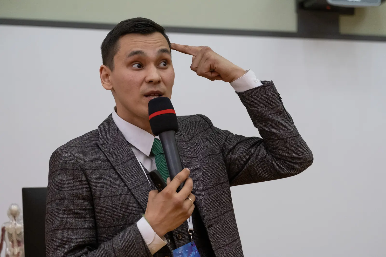 Рустам Багизов выступает с микрофоном